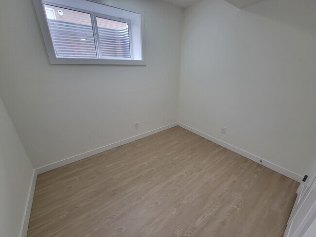 Photo du bâtiment - 20821-2019A 19A Ave NW