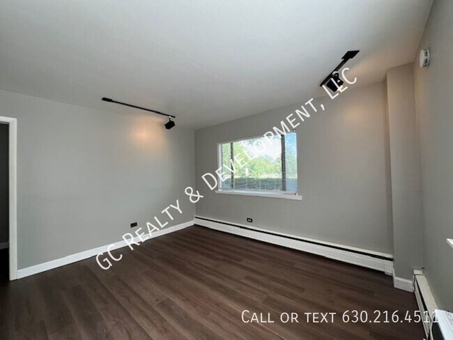 Building Photo - ***DOWNERS GROVE / HEAT INCL / WALK TO TRA...