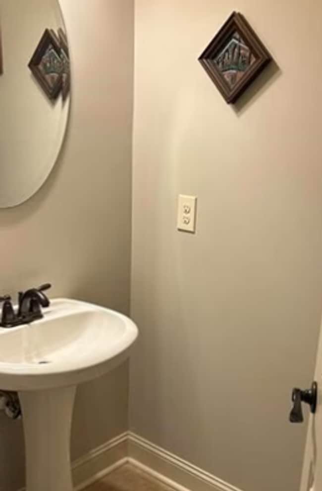 Building Photo - Spacious & Stylish 3 Bedroom, 2 1/2 Bathro...