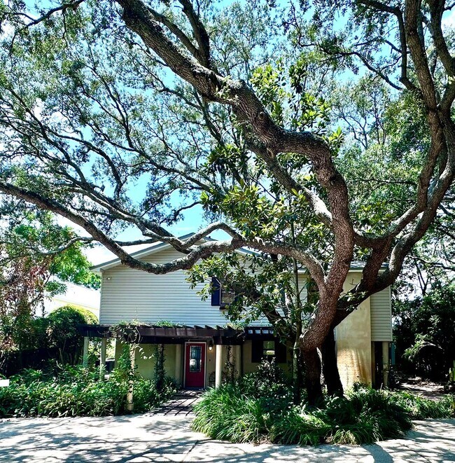 Foto del edificio - Beautiful 3B/3.5B Waterfront Fully Furnished Home available for Long-Term Rental!