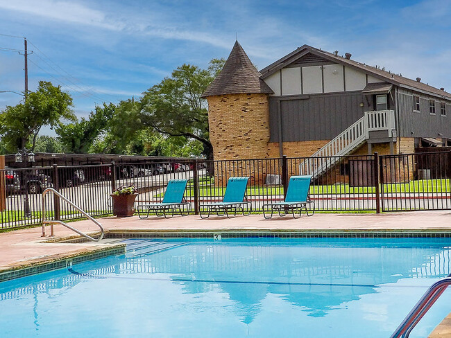 Piscina comunitaria en el lugar. - Camelot Apartments in Wichita Falls TX