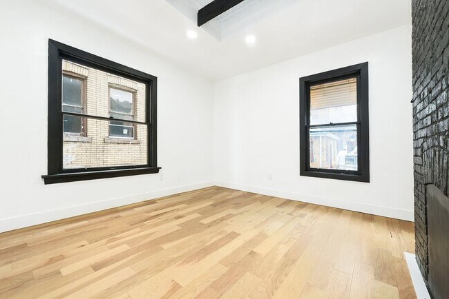 Building Photo - 512 E 9th Ave