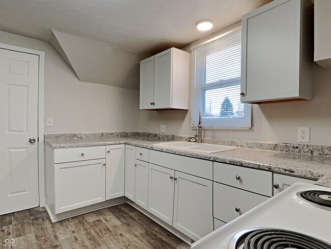 Building Photo - 116 UNIT B S B St