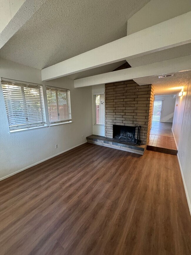Building Photo - 953