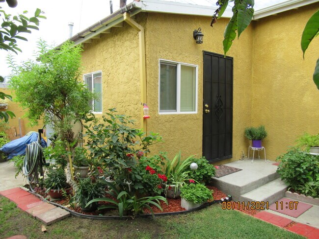 Building Photo - 3068 Hope St