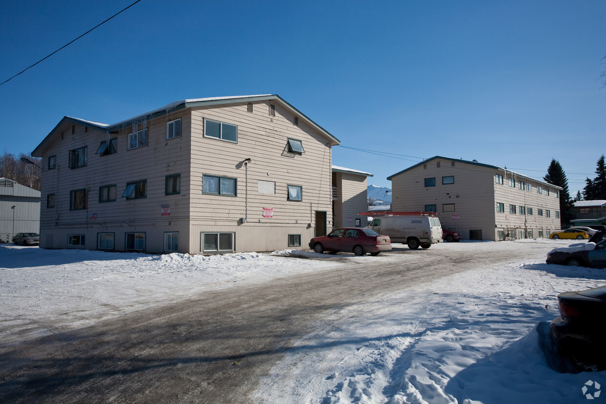 Foto principal - 8010-8040 Boundary Ave