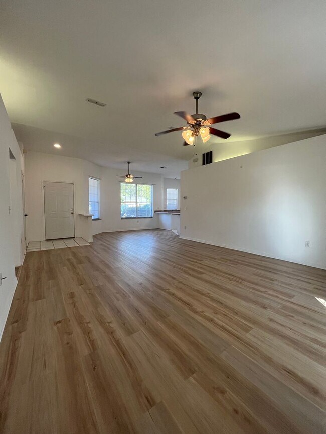 Foto del edificio - NEW VINYL PLANK FLOORING!! Pine Lakes Subdivision Corner Lot!
