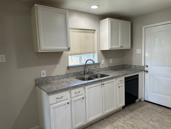 Building Photo - 1226 W 4th St