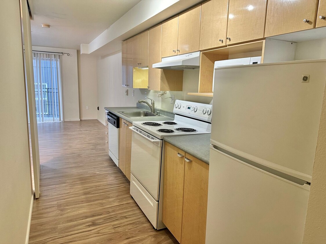 Primary Photo - Beautiful condo w/garage space in desirabl...