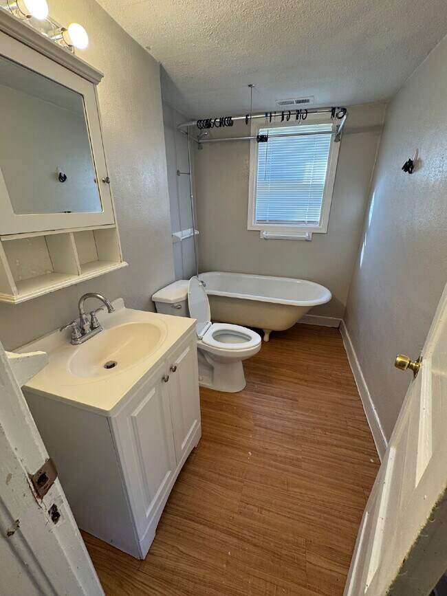 Foto del edificio - "Cozy 1-Bedroom Haven in Wichita's Heart – Your Perfect Urban Retreat Awaits!"