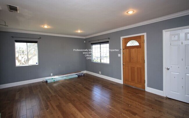 Building Photo - Attractive 4 bedroom / 2 bathroom home wit...