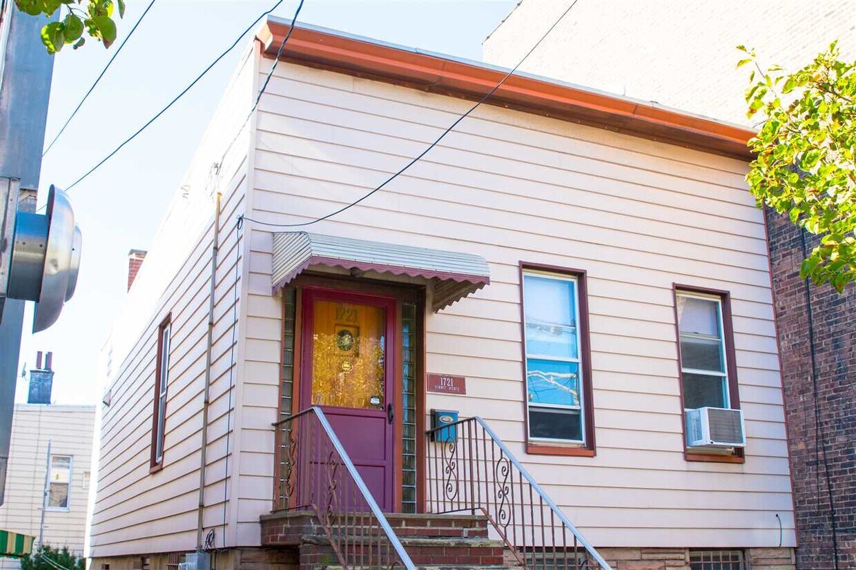 Foto principal - 1721 Summit Ave