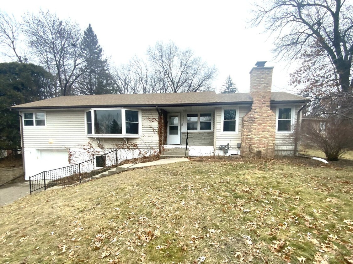 Primary Photo - 6069 Woody Ln NE