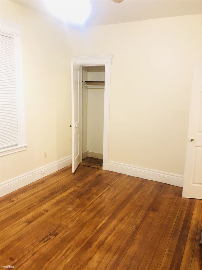 Foto del edificio - 3 br, 1 bath Triplex - 668 Morton St