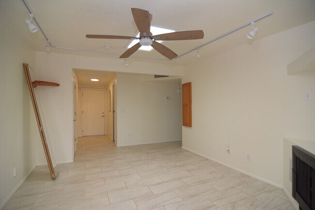 Foto del edificio - Well Maintained 2 Bedroom 1 Bath Townhouse! East Tucson Location!