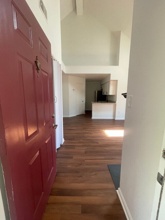 Foto del edificio - TOP FLOOR CONDO WITH ONE BEDROOM, DEN WITH...