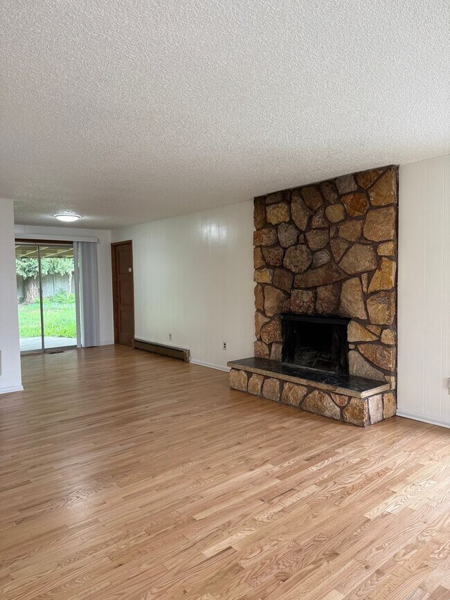 Foto del edificio - Great location in Milwaukie, OR! 3 bedroom 1 bath home with a large yard!