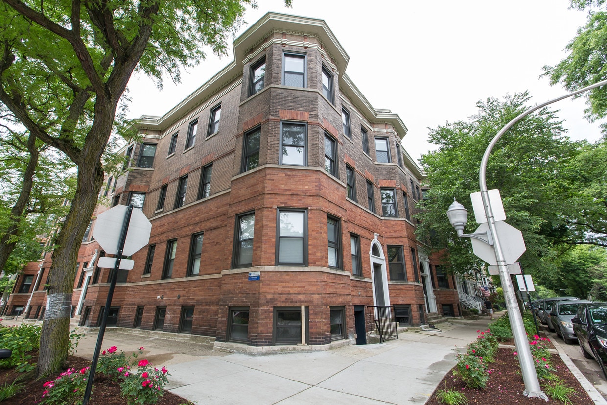 2852 N Seminary Ave Unit 2852-1, Chicago, IL 60657 Room for Rent