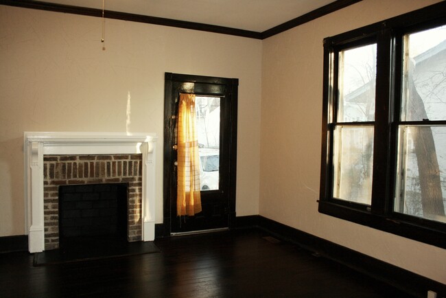 Building Photo - 829 N Spring St