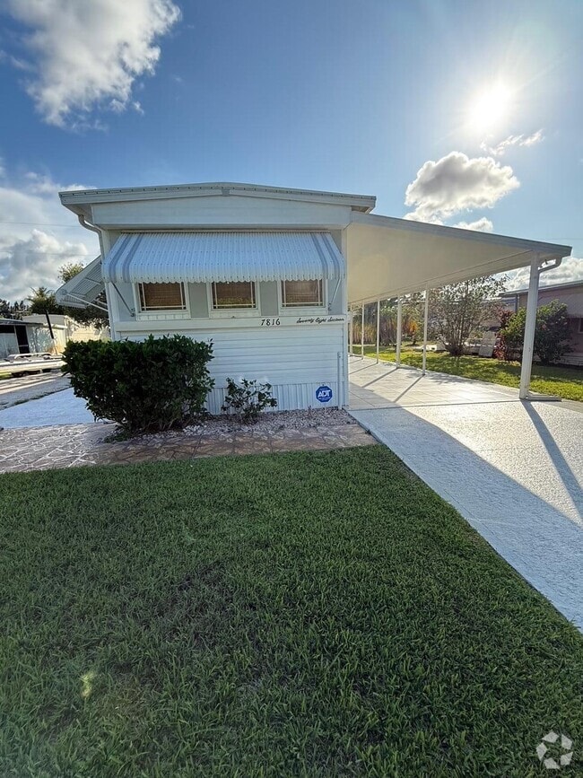Building Photo - 7816 SE Wren Ave