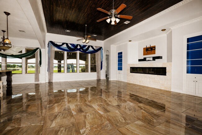 Foto del edificio - 527 Lily Ln