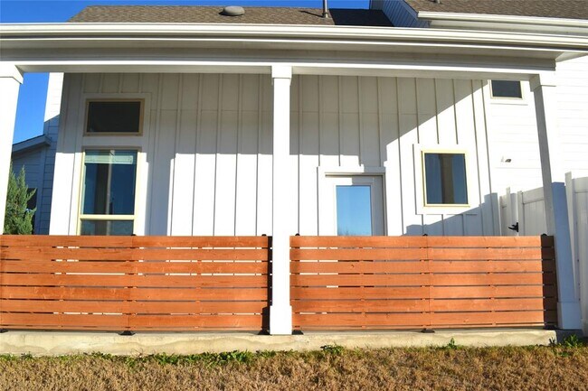 Foto del edificio - 7700 Norah Dr