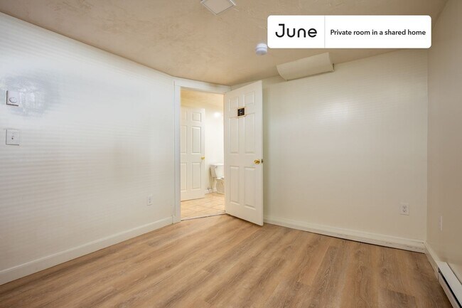 Foto del edificio - Private bedroom in 5 bed/2 bath Home