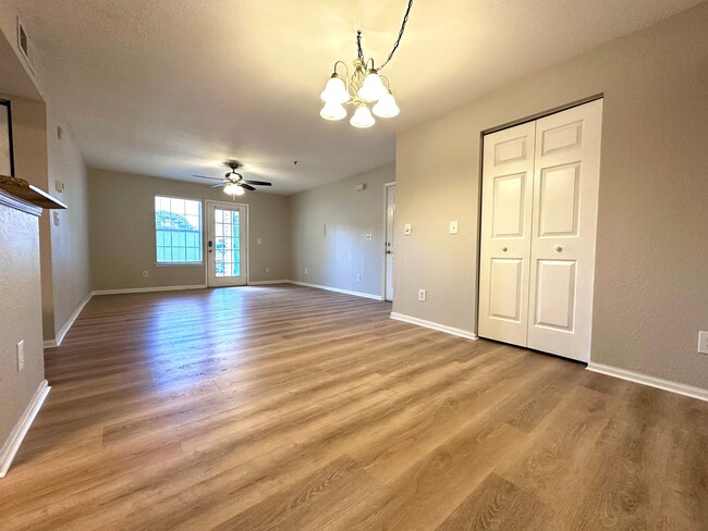 Building Photo - Newly Renovated 2 Bed / 2 Bath Condo in In...