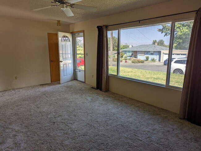 Foto del edificio - Spacious Clarkston 3 bed/2 Bath Pet-friendly House with Large Fenced Backyard