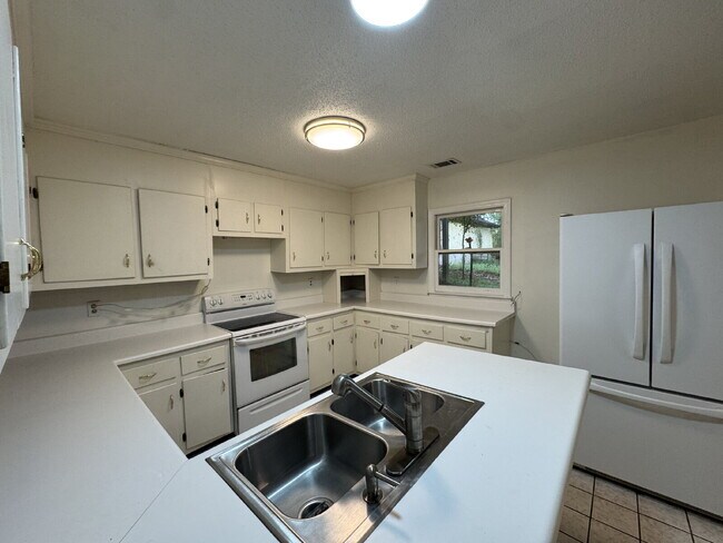 Foto del edificio - 2 bedroom 1 bathroom in Fair Play