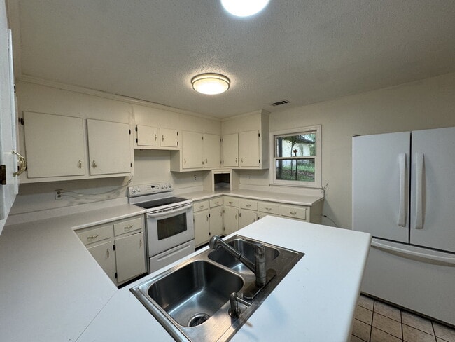 Building Photo - 2 bedroom 1 bathroom in Fair Play