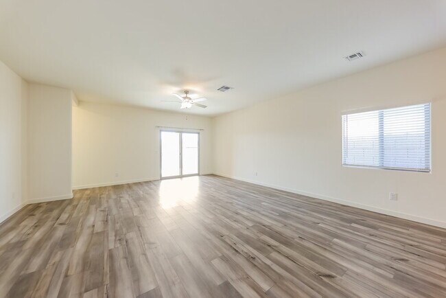 Foto del edificio - 24619 W St Catherine Ave