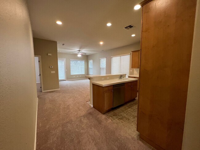 Building Photo - Lovely 3 Bedroom Low Maintenance Unit with New Flooring!