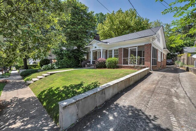 Foto del edificio - 876 Courtenay Dr NE