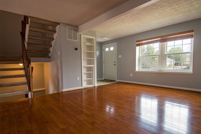 Foto del edificio - Commuters dream. Beautiful 3 BR 2 FB, 2 HB townhome