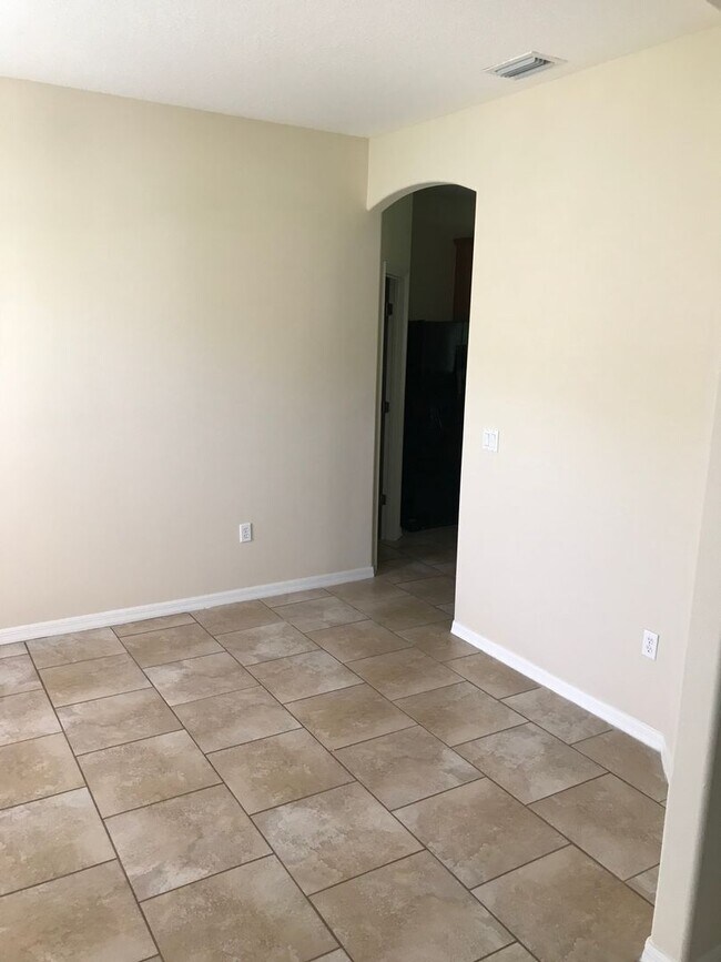 Building Photo - 4/2/2 With tiled flooring and screened in ...