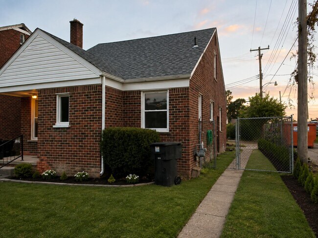 Building Photo - 16889 Murray Hill St
