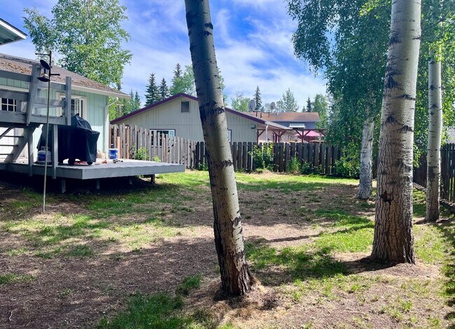 Building Photo - 2 Bed 1 Bath 1 Car Garage Apartment Close ...