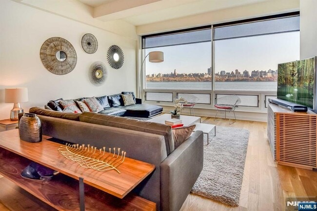 Building Photo - 9 Somerset Ln