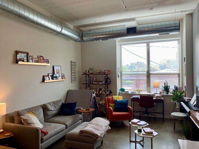 living room - 1313 W Randolph St