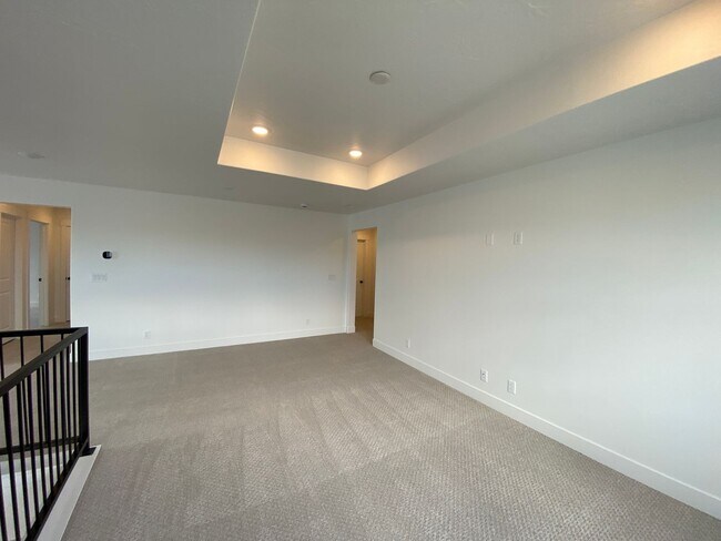 Building Photo - 5 Bedroom Townhome in the Desirable Desert...