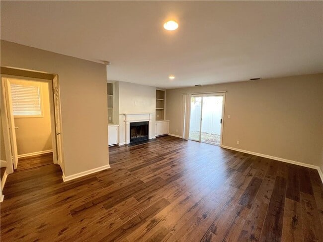 Building Photo - 111 S Island Square Dr