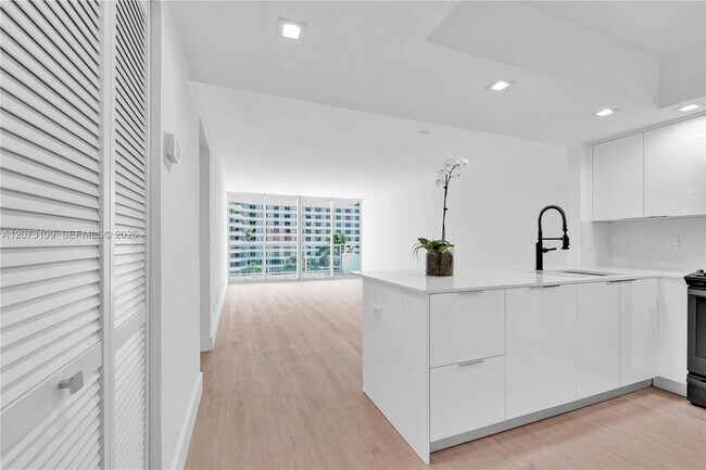 Foto del edificio - 5600 Collins Ave