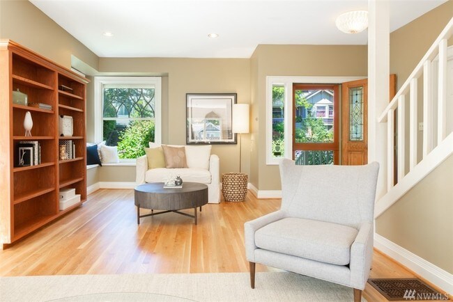 Foyer - 1118 18th Ave E