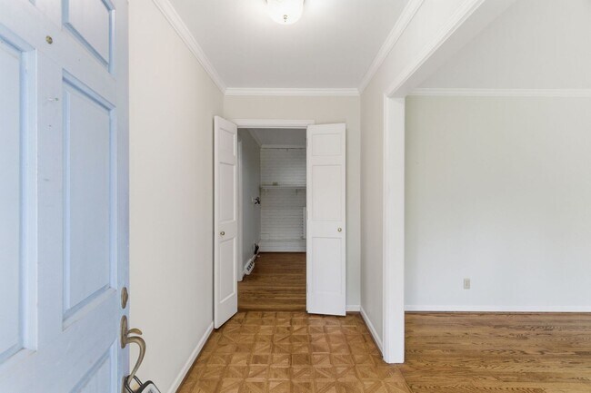 Foto del edificio - Spacious Ranch Home with Screened Porch & Large Yard in West Nashville