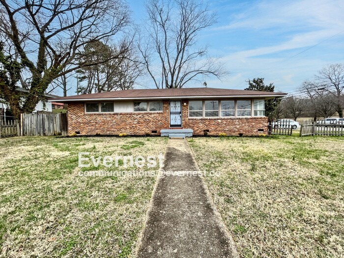 Foto principal - 3-Bedroom, 2-Bathroom Home with Convenient...