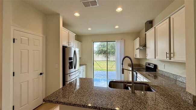 Foto del edificio - 3545 Starkey Dr
