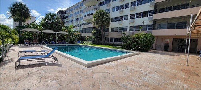 Foto del edificio - 220 Kings Point Dr