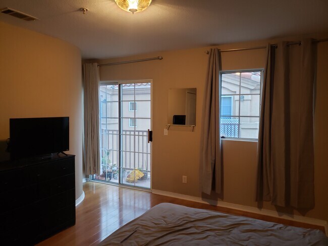 Windows make it a very bright room ! Sun rarely hits them directly. - 305 San Marcos St