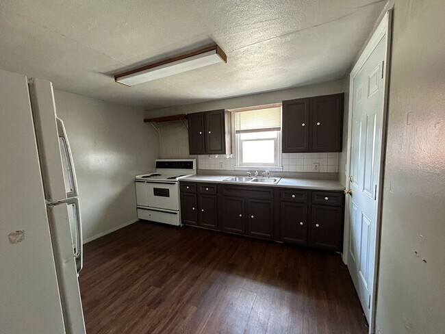 Building Photo - 2 Bedroom House-Large 2 Car Detached Garage